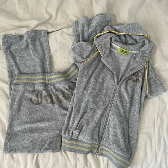 !! SUPER CUTE VINTAGE Y2K JUICY COUTURE TRACKSUIT SET !!